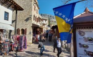 U Mostaru danas prelijepo: Brojni posjetioci uživaju u suncu